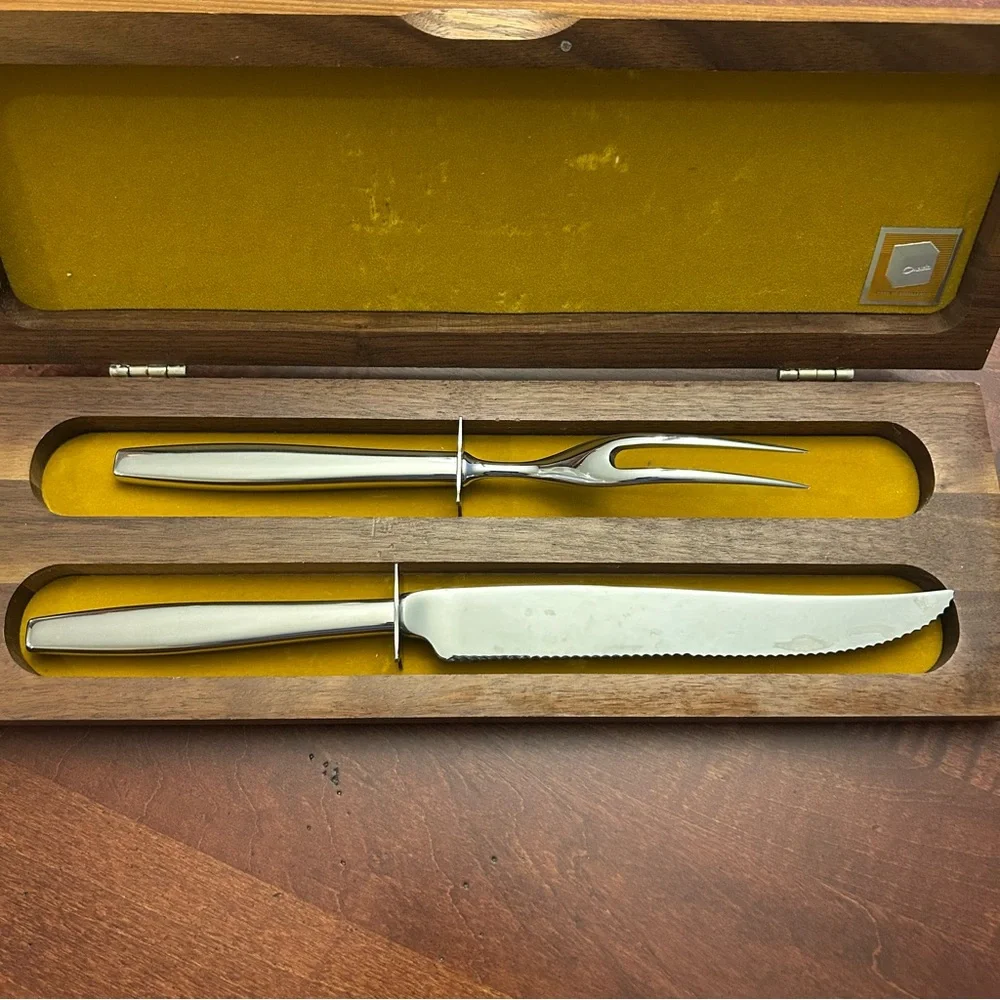 Oneida Will O' Wisp Two Piece Carving Set in walnut wood box